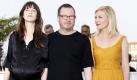 Die schwangere Charlotte Gainsbourg (links), Regisseur Lars von Trier (Mitte) und Schauspielerin Kirsten Dunst (rechts) in Cannes präsentieren sich den Journalisten. Kurze Zeit später fällt Lars von Trier bei der Pressekonferenz seines Films Melancholia aus der Rolle. Er bezeichnet sich als Nazi und wird von der Festivalleitung zur perona non grata erkärt. Foto: dpa