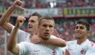 Die Kölner Milivoje Novakovic (l-r), Lukas Podolski und Adil Chihi bejubeln den Sieg im Rheinderby gegen Leverkusen. Foto: dpa