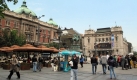 ARCHIV - Passanten laufen über den Platz der Republik um Zentrum Belgrads (Aufnahme vom 26.04.2009). Links sieht man das Nationalmuseum, rechts das Nationaltheater. In der Mitte steht das Reiterstandbild des serbischen Prinzen Mihailo Obrenovic. Die wenigen ausländischen Touristen, die sich in die serbische Hauptstadt verirren, werden von den Behörden mit dem Slogan «Stadt der Kultur» gelockt. Doch die Gäste entdecken statt einer blühenden Kulturlandschaft eher eine Kulturwüste. Das Nationalmuseum ist seit sechs Jahren ebenso geschlossen wie das Museum für zeitgenössische Kunst, das Historische Museum Serbiens und das Belgrader Stadtmuseum. Foto: Thomas Brey (zu dpa-Korr. 'Serbiens Hauptstadt Belgrad auf dem Weg in die Kulturwüste' vom 27.04.2009) +++(c) dpa - Bildfunk+++ Foto: dpa