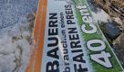 Bauern lassen am Freitag, 18. September 2009, in Eisleben, Sachsen-Anhalt, auf der Zufahrt zu einem Tagungshotel Milch aus einem Guellewagen auf die Strasse laufen. Die Bauern protestierten am Rande der Konferenz der Agrarminister der Bundeslaender. (AP Photo/Eckehard Schulz) ----- German farmers empty milk on a driveway to a hotel in Eisleben, eastern Germany, Friday, Sept. 18, 2009. Farmers protested in front of the venue of the conference of agriculture ministers of German federal states. Placard reads 'Farmers need a fair price'. (AP Photo/Eckehard Schulz) Foto: ap