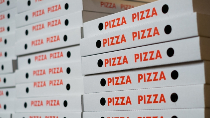 Ein 17 Jahre alter Teenager aus der Schweiz fraß sich buchstäblich zu Tode - der übergewichtige Junge bestellte immer wieder heimlich Pizza und Fast Food (Symbolbild).