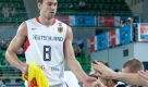 Auch wenn nicht alles gelang: Die Deutschen geben ein gutes Team ab. Hier klatscht Konrad Wysocki die Kollegen ab. Gedanklich ist sogar Superstar Dirk Nowitzki dabei. Der NBA-Spieler hat von seinem Klub keine Spielerlaubnis erhalten, drückt der Nationalmannschaft aber die Daumen. Foto: dpa