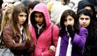 Klassenkameradinnen von Serap Eser, die letzten Monat an einer Bombenexplosion von militanten Kurden gestorben ist, bei ihrer Beerdigung in Istanbul.  Foto: ap
