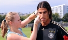 Dienstag: Fitnesstest in Köln. Serdar Tasci muss sich Blut abnehmen lassen. Foto: ap
