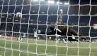 Nach der Pause erhöhte er nach einer tollen Einzelleistung auf 2:0 - Barry, der Torhüter der Elfenbeinküste, streckte sich vergeblich nach dem Ball. Foto: ap