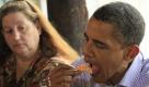 Bei einem Treffen mit Bewohnern der Golfküste lässt sich US-Präsident Barack Obama einen ölfreien Shrimp schmecken. Foto: ap