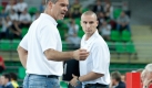 Der Trainer in Aktion: Dirk Bauermann trieb seine Jungs immer wieder nach vorn. So gelang es seinen Schützlingen, den Vorsprung der Griechen knapp zu halten, indem sie immer wieder eine Wurfserie starteten. Das macht Mut für die kommenden Spiele. Foto: dpa