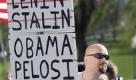 Auf einer Kundgebung der radikalen Tea-Party-Bewegung gegen die Obama-Regierung in Minnesota hält ein Teilnehmer ein Schild hoch, auf dem der US-Präsident mit Marx, Lenin und Stalin verglichen wird. Mehr als 500 Menschen haben an der Kundgebung teilgenommen. Foto: ap