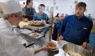 Hat das Unternehmen eine Kantine, dann gehört es zum guten Ton, mit den Kollegen dort zu Mittag zu essen. Foto: dpa