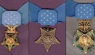 Die Medal of Honor (Ehrenmedaille) ist eine sternfrmige Medaille und die hchste Auszeichnung der amerikanischen Streitkrfte fr herausragende Tapferkeit im Kampfeinsatz. Sie wird vom Prsidenten der USA im Namen des Kongresses verliehen. Die unterschiedlichen Farben des Bandes kennzeichnen die Waffengattung des Soldaten. Foto: wikipedia.org/ Rugby471