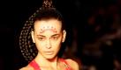 Ein Model präsentiert eine Kreation des Labels Kirrily Johnston während der Fashion Week in Sydney. Foto: ap