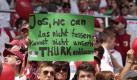 Zum Bundesligadebüt trauerten die Fans des FC Augsburg zunächst noch um den ausgebooteten Michael Thurk, mussten dann mitansehen, wie ihr Klub zweimal in Rückstand geriet, und ... Foto: dapd