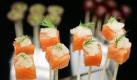 Lachsspiesse stecken am Mittwoch (18.01.06) auf einer kalten Platte in einer Feinkostkueche des Kaefer Party Service in Parsdorf. Diese Spiesse mit Lachs werden bei der Fussball-Weltmeisterschaft 2006 fuer die wohlhabenderen Gaeste als Haeppchen angeboten. 700 Koeche, 4.000 Hostessen, 45.000 Stuehle und 5,5 Millionen Geschirrteile - das sind die Zahlen, mit denen der Muenchner
Feinkost-Service Kaefer fuer die bevorstehende
Fussball-Weltmeisterschaft operiert. Der bayerische Caterer hat den Zuschlag fuer die Bewirtung der WM-Fans im Exklusiv-Bereich fuer alle zwoelf Stadien bekommen. Die Menues, die den zahlungskraeftigen Fussballfans serviert werden, hat sich Kuechenchef Thomas Meier in
einer monatelangen Experimentierphase bis ins Detail ueberlegt.

Foto: Joerg Koch/ ddp Foto: ddp