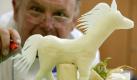 Die Ersteller der leckeren Figuren sind mit ganzer Konzentration dabei. Da wird das schnöde Gemüsemesser zu einem richtigen Handwerkszeug. Und aus dem Rettich wird ein Pferd. Foto: Messe Leipzig