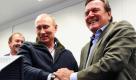 Russlands Ministerpräsident Wladimir Putin (links) und Ex-Bundeskanzler Gerhard Schröder sind auch heute noch gut befreundet, wie man sieht. Schröder, Vorstandsmitglied der Nord Stream AG, traf sich mit Putin auch aus geschäftlichen Gründen. Eine durchaus profitable Allianz. Foto: dapd