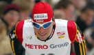 Der deutsche Ski-Langläufer Tobias Angerer sprintet am Samstag (25.10.2003) in Düsseldorf beim ersten Langlauf-Sprint-Weltcup der Saison. Angerer belegte als bester Deutscher den elften Platz. Der Schwede Peter Larsson gewann das Finale. Für die rund 800 Meter lange künstliche Piste wurden 80 Lkw-Ladungen mit 3200 Kubikmetern Schnee in die Innenstadt gebracht.
 Foto: dpa