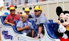 Chilean miner Mario Sepulveda, right, waves to the crowd as rescuer Manuel Alejandro, left, and miners Omar Rojas, second left, and Luis Urzua are honored during a visit the Magic Kingdom at Walt Disney World in Orlando, Fla., Monday, Jan. 31, 2011. (AP Photo/Reinhold Matay) Foto: dapd