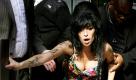 Die britische Soul-Queen Amy Winehouse möchte ihren US-Kollegen Usher dazu bewegen, bei einem ihrer neuen Songs das Mikrofon mit ihr zu teilen. Wie es beim Daily Star im Internet heißt, sei die 26-Jährige so begeistert von ihrer Idee gewesen, dass sie sich sofort die Telefonnummer des RB-Stars besorgte und ihn anrief. Foto: dpa