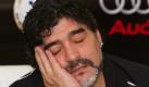 Auf einer Pressekonferenz seines aktuellen Clubs Al Wasl in Dubai mimt Trainer Diego Maradona den Schlafenden. Foto: dapd