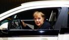 Wichtige Personen sitzen immer hinten im Auto. Diese Regel gilt eigentlich auch für Bundeskanzlerin Angela Merkel. Bei der Internationalen Automobil-Ausstellung in Frankfurt am Main machte die Politikerin heute aber eine Ausnahme und setzte sich an das Steuer eines Opel Ampera. Na dann, gute Fahrt, Frau Merkel! Foto: dpa