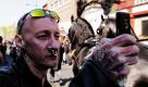 Ein Mann benutzt sein Mobiltelefon, um ein Foto des Sargs von Malcolm McLaren in London zu nehmen. Der Manager der Punkband Sex Pistols erlag am 8. April einem seltenen Krebsleiden. Foto: ap