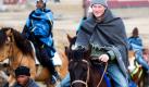Der britische Prinz Harry muss nicht runter von seinem hohen Ross: In einem Dorf in Lesotho besucht er eine Schule für Kinder der dort ansässigen Hirtenstämme. Foto: ap