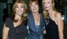 ** FILE ** In this Oct. 3, 2000 file photo, British actress Vanessa Redgrave, center, poses with her daughters actresses Natasha Richardson, left, and Joely Richardson as they arrive for the opening of the Typically British exhibition at Pompidou Center in Paris. Natasha Richardson was hospitalized after falling on a beginners trail at the famed Mont Tremblant ski resort during a lesson, the resort and published reports said Tuesday, March 17, 2009. (AP Photo/Michel Euler, file) Foto: ap