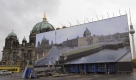 Eine Computergrafik des geplanten Humboldt-Forums in den Fassaden des alten Berliner Stadtschlosses steht vor der zukünftigen Baustelle. Der Baubeginn des Humboldt-Forums ist für das kommende Jahr geplant. Foto: ddp