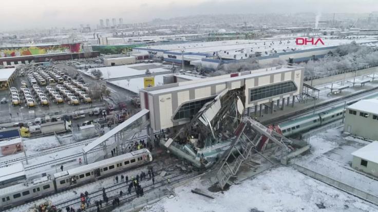 Das Videostandbild zeigt mehrere beschädigte und entgleiste Wagons an einem Bahnhof in Ankara.