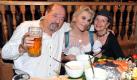 MusikproduzentRalph Siegel mit Frau Kriemhild (Mitte), Lachs und Bier auf den Wiesn.  Foto: dpa
