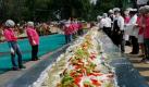 Chefs prepare the world's largest 'Enchilada', a traditional Mexican food, during the National Enchilada Fair at the neighborhood of Iztapalapa in Mexico City, Sunday, Oct. 17, 2010. The enchilada, measuring 70 meters long and 1,416 kgs, entered the famous Guinness Record book Sunday. (AP Photo/Marco Ugarte)


 Foto: ap