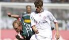 Tobias Levels (l.) von Mönchengladbach und Bayerns Thomas Müller liefern sich ein packendes Duell. Foto: ddp