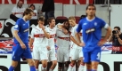 Dann war es nach 17 Minuten soweit: 1:0 für Stuttgart. Zu Recht wird Cacau gefeiert, doch der Torschütze war Pawel Progrebnyak (r). Cacau hatte aber den Ball erobert, den er dann zu Pogrebnyak quer in den Strafraum spielte. Foto: dpa