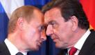 Noch eine Mnnerfreundschaft: Zu Wladimir Putin pflegt Schrder von Anfang an ein inniges Verhltnis. Schrder strebt eine neue Qualitt der Beziehungen zu Russland an, das er insbesondere als verlsslichen Energielieferanten schtzt. Foto: ddp