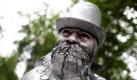 Wie eine Statue wirkt der Silverman aus Prag in der Hamburger Innenstadt. Dabei steht der Künstler regungslos auf einem Hocker und bewegt sich erst, wenn ihm Passanten eine kleine Spende zukomen lassen. Foto: dpa
