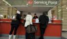 Kundenservice bei der Deutschen Bahn? Für Buchautor Martin Wehrle ist das ein Fremdwort. Und scheinbar beabsichtigt, denn im Buch König Arsch zitiert Wehrle einen Zugbegleiter: «Aus der Zentrale wird uns eingebläut: Wer ohne Fahrkarte einsteigt, steigt mit erhöhtem Beförderungsentgeld aus!» Auch dann, wenn es keinen Fahrkartenschalter am Bahnhof gibt und der Ticketautomat nicht funktioniert. Foto: dapd