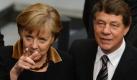 Hertha-Trainer Otto Rehagel (r) unterhielt sich am Sonntag auch mit Bundeskanzlerin Angela Merkel. Foto: Rainer Jensen Foto: dpa