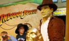 Der Filmheld Indiana Jones in 45.000 Einzelteilen ist für die Kindergartenkinder Joel (l), und Marius am Donnerstag (12.06.2008) im Legoland Discovery Centre in Duisburg die neue Hauptattraktion. Ab heute können die Kinder im Abenteuer-Quizpfad auf eine interaktive Schatzsuche gehen und den Kristallschädel suchen.
 Foto: dpa