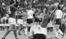 Jubelnd reißen die Italiener Marco Tardelli (l) und Antonio Cabrini (r) die Arme hoch, während Pierre Littbarski (M) enttäuscht in die Knie geht (Archivbild). Im Endspiel der XII. Fußball-Weltmeisterschaft unterliegt die deutsche Fußball-Nationalmannschaft am 12.06.1982 im Bernabeu-Stadion von Madrid der Mannschaft Italiens mit 1:3. Torschützen waren Paolo Rossi (57.), Marco Tardelli (69.) und Alessandro Altobelli (87.) sowie Paul Breitner (83.). Die Azurris wurden damit nach 1934 und 1938 zum dritten Mal Fußball-Weltmeister. dpa (nur s/w verfügbar - zu dpa Themenpaket 'Fußball-WM - Geschichte' am 03.04.2002) Foto: dpa