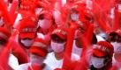 Prostituierte, die sich mit Masken und Mützen vermummt haben, protestieren vor der südkoreanischen Nationalversammlung in Seoul gegen das verordnete Anti-Prostitutions-Gesetz. Etwa 1000 Frauen versammelten sich dazu in dem Rotlichtviertel der Stadt. Das Gesetz stellt das Anbieten von Sex gegen Geld unter Strafe.  Foto: dapd