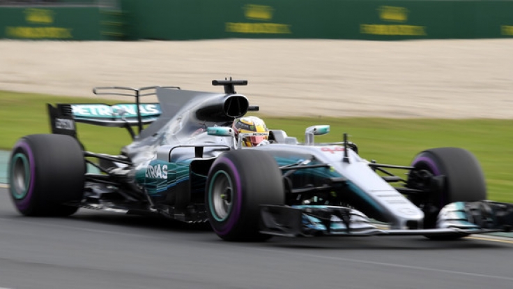 Formel 1 - Grand Prix von Australien am 24.03.2017 in Melbourne (Australien). Der britische Mercedes-Pilot Lewis Hamilton fährt während des zweiten Trainings.