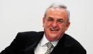 Martin Winterkorn, der Vorstandsvorsitzende der Porsche Automobil Holding SE, lächelt während der Bilanzpressekonferenz der Porsche SE in Stuttgart. In der Pressekonferenz geht es vorrangig um die Erwartungen für das laufende Geschäftsjahr, sowie um mögliche Hürden, was die Integration mit dem Wolfsburger Konzern VW betrifft. Foto: dapd