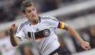 ARCHIV - Miroslav Klose beim Fußball-Länderspiel Deutschland - Belgien am 20.08.2008 im easyCredit-Stadion in Nürnberg. Miroslav Klose darf sich trotz seiner anhaltenden Formkrise in der Fußball-Nationalmannschaft und beim FC Bayern München noch immer als Stammkraft fühlen, allerdings erwarten die Verantwortlichen von dem Angreifer möglichst rasch eine klare Leistungssteigerung. «Wir alle glauben an ihn», bekräftigte Bayerns Vorstandschef Karl-Heinz Rummenigge im Fachblatt «kicker» (vom 28.08.2008) und ergänzte: «Wir schützen unseren Spieler. Miro weiß, dass er sich auf uns verlassen kann.» Allerdings erklärte Rummenigge auch deutlich: «Miro muss natürlich besser spielen, da sind wir uns alle einig. Er muss die Dinge auf dem Platz beweisen und sich reinhauen.» Foto: Peter Kneffel dpa +++(c) dpa - Bildfunk+++
 Foto: dpa