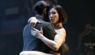 Es sieht zwar akrobatisch und schwierig aus. Das angewickelte Bein gehört aber zu den Grundhaltungen im Tango.  Foto: dpa