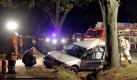 Ein verunglücktes Fahrzeug steht am Mittwoch (20.10.2010) an einem Baum an der Bundesstraße 65 bei Barsinghausen. Bei dem schweren Unfall sind in der Nacht zum Mittwoch zwei Jugendliche ums Leben gekommen. Der 21-jährige Fahrer wollte auf der Bundesstraße einem Tier ausweichen. Der Fahrer und seine 17-jährige Beifahrerin wurden leicht verletzt. Zwei Jugendliche auf der Rückbank starben bei dem Unfall, ein dritter wurde aus dem Wagen geschleudert und schwer verletzt. Foto: Christian Elsner dpa/lni +++(c) dpa - Bildfunk+++ Foto: dpa