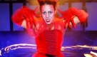 Ein Model posiert bei einer Halloween-Modenschau im Holiday Park in Hassloch im Kostüm einer Teufelin, die einen Feuerreifen um ihren Körper kreisen lässt. Kostümhersteller präsentierten ihre Halloween-Mode 2009/10 im Holiday Park in Hassloch. Am 31.10 wird in Deutschland sowie in anderen Ländern dieser Welt traditionell auf verschiedenen Veranstaltungen Halloween gefeiert. Foto: dpa