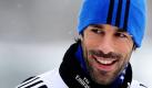 Neuzugang Ruud van Nistelrooy (HSV) betritt den Trainingsplatz. Van Nistelrooy nahm nach wochenlanger Verletzungspause erstmals seit seiner Verpflichtung am Mannschaftstraining teil.
 Foto: ddp