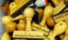 2: Ausgemusterte Stempel zum Preis von 50 Cent werden im 'QD-Shop in der 
Betriebskantine des insolventen Speicherchip-Herstellers Qimonda in 
Dresden am Donnerstag (29.10.2009) zum Verkauf angeboten. Das Angebot 
umfasst Büroeinrichtungen sowie mechatronische und elektronische 
Werkzeuge. Der Ertrag durch die bisher verkauften Computer und Laptops 
liegt bereits im Millionenbereich. So wurden bereits über 1.000 Laptops 
verkauft. Foto: Matthias Hiekel dpa/lsn +++(c) dpa - Bildfunk+++ Foto: dpa