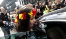 Lena Meyer-Landrut, Gewinnerin des Eurovision Song Contest in Oslo, steigt am Sonntag nach ihrer Ankunft am Flughafen ihrer Heimatstadt Hannover in ein Auto ein. Vom Airport wurde sie mit einem Autokonvoi zum Rathaus der Messestadt gefahren, wo sie von Tausenden Zuschauern in Empfang genommen wurde. Foto: ddp