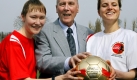 
Fußballlegende Horst Eckel aus der Weltmeistermannschaft von 1954 hält am Freitag (21.04.2006) in Berlin mit den Mannschaftsführerinnen Regina Pohl (l/FC Lurich) und Clementine Pohl (Metrostarlets) den goldenen Ball des Eröffnungsspiels des Coca-Cola Ticket Kicks. 140 Freizeit-Mannschaften aus ganz Deutschland spielen dabei an sieben Tagen um 980 WM-Tickets. Foto: Bernd Settnik dpa/lbn +++(c) dpa - Bildfunk+++
pixel
Schlagworte
 Foto: dpa